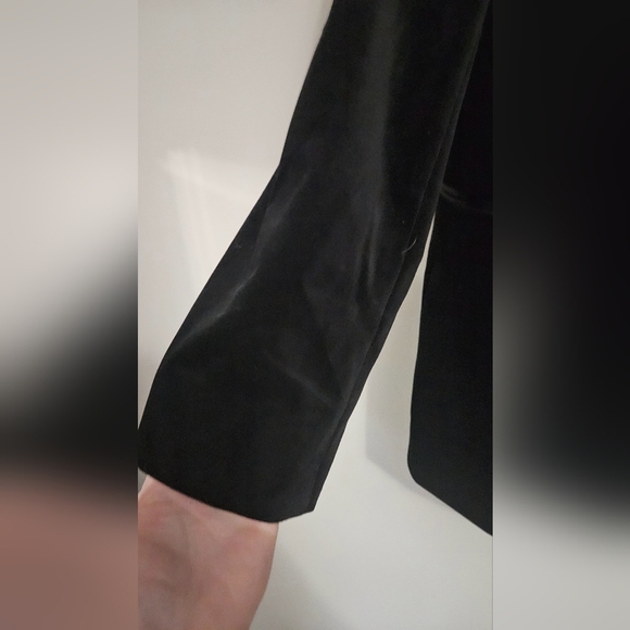 EXPRESS Black velvet tuxedo blazer slim fit. Size 48R - Picture 4 of 15